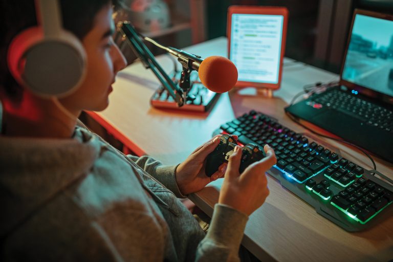 The Power of Virtual Communities in Online Live Games